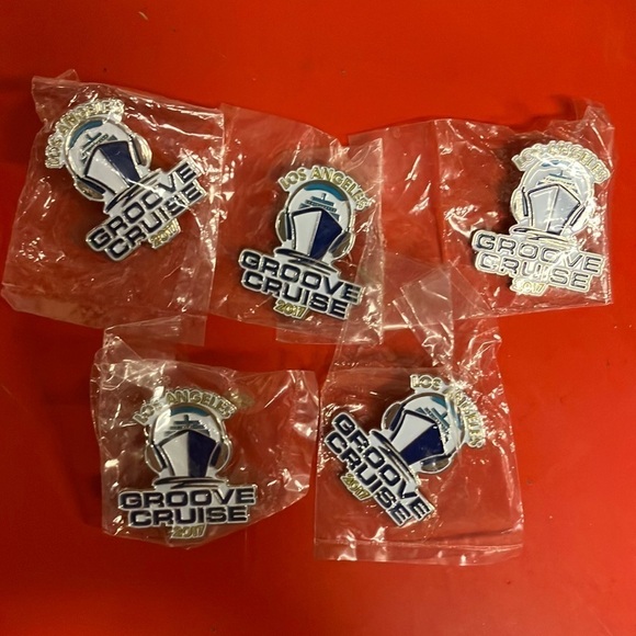 Los Angeles Groove Cruise 2017 pins 2 X$7 - Picture 1 of 3